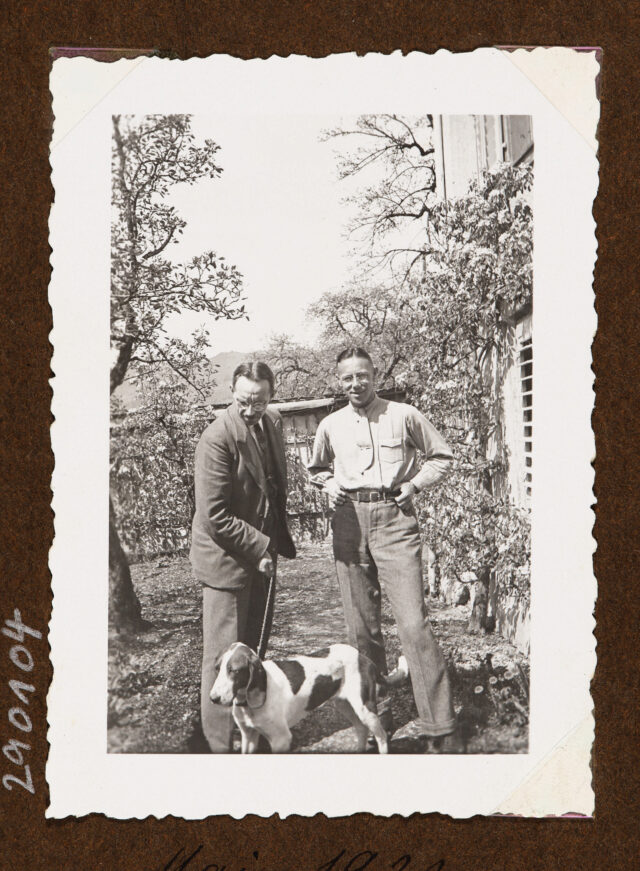 Meinrad u. Josef (?) Inglin mit Hund in Garten