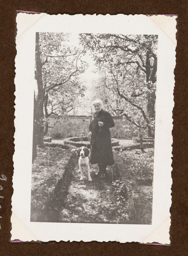 Margrit Abegg-Eberle mit Hund in Garten