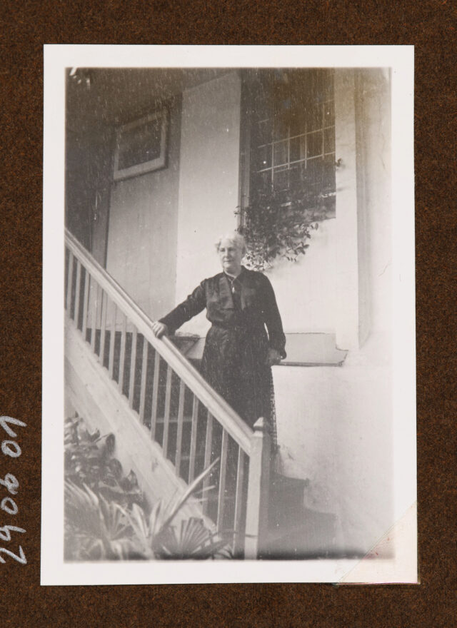 Ältere Dame (Margrit Abegg-Eberle?) auf Treppe vor Haus (wahrscheinlich Haus 'Im Grund')