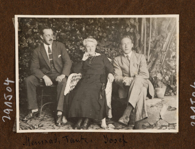 Meinrad und Josef Inglin mit einer Frau (Margrit Abegg?) in Garten