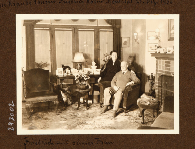 Friedrich Kälin und seine Frau in Zimmer mit Blumen