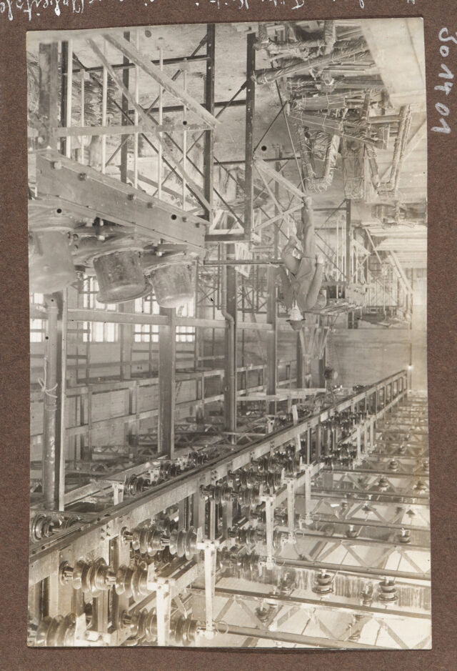 Josef Inglin in der Papierfabrik in Corner Brook