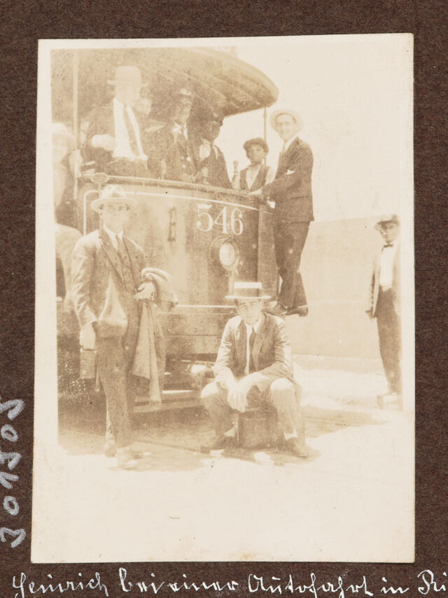 Gruppenfoto mit Heinrich Eberle vor Fahrzeug