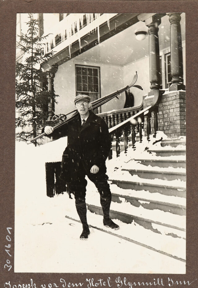 Josef Inglin mit Skiern vor dem Hotel Glynmill Inn