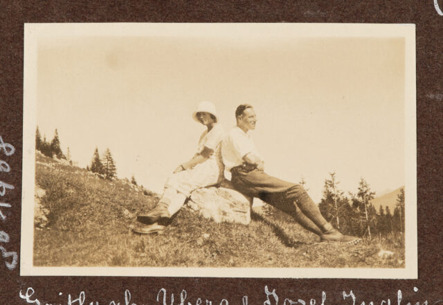 Josef Inglin und junge Frau (Gritly ab-Yberg) auf Stein Rücken an Rücken