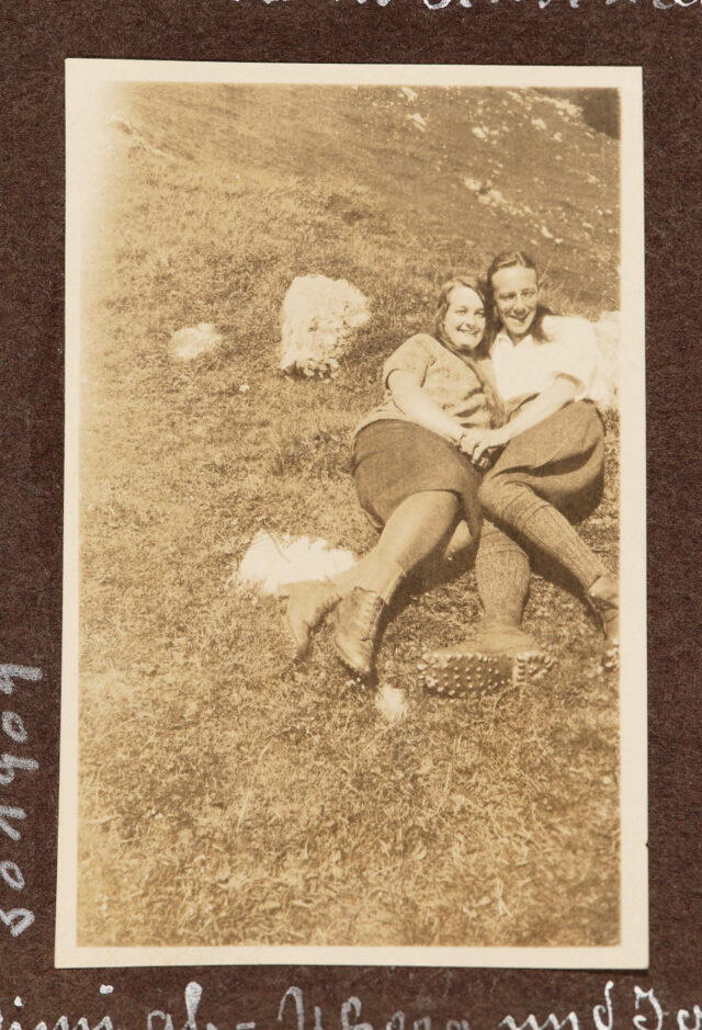 Josef Inglin und junge Frau (Mimi ab-Yberg) im Gras