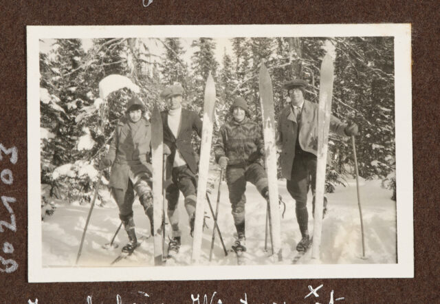 Josef Inglin und drei weitere Personen mit Skiern