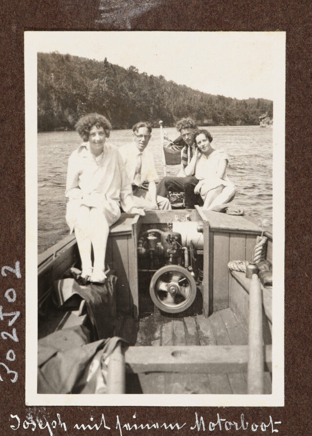 Josef Inglin (2.v.l.?) und drei weitere Personen auf Boot