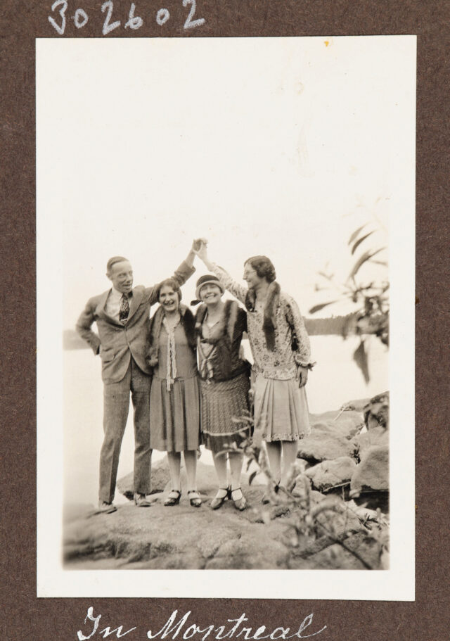 Josef Inglin und drei junge Frauen an See