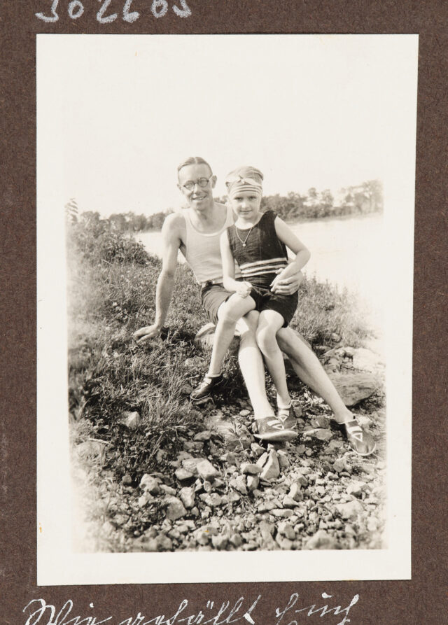 Josef Inglin mit Kind an Seeufer