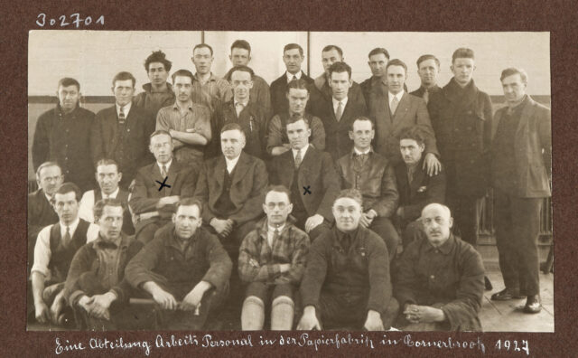 Personal-Gruppenfoto in der Papierfabrik Cornerbrook