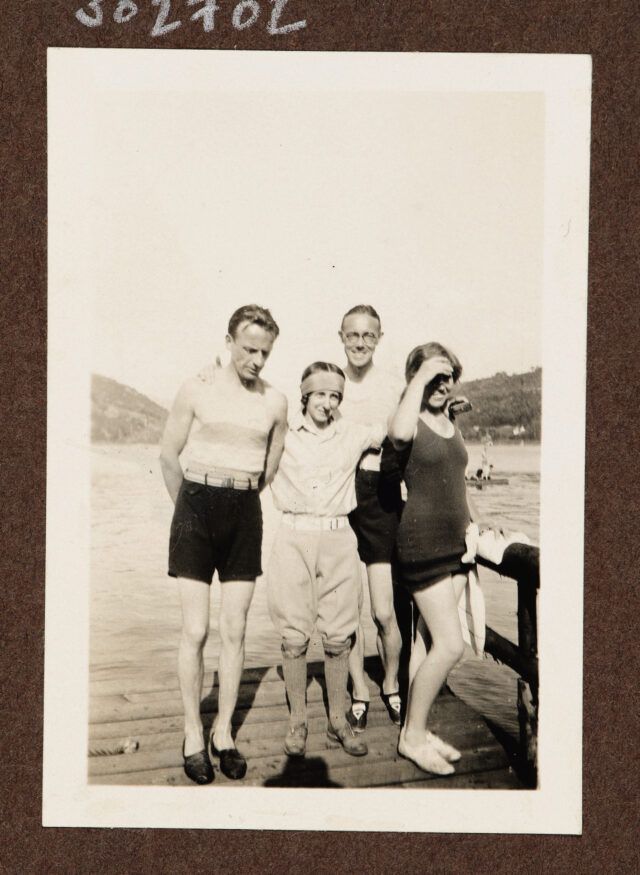 Josef Inglin (hinten) und drei weitere Personen an See