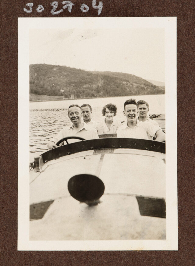 Josef Inglin (l.) und vier weitere Personen in Boot