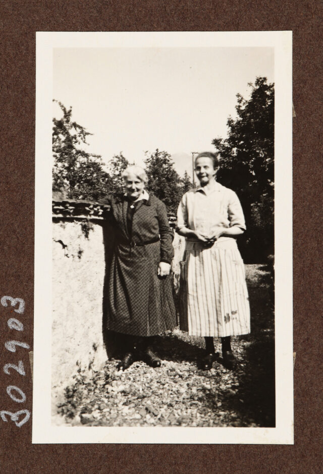 Margrit Abegg-Eberle (?) und eine jüngere Frau in Garten