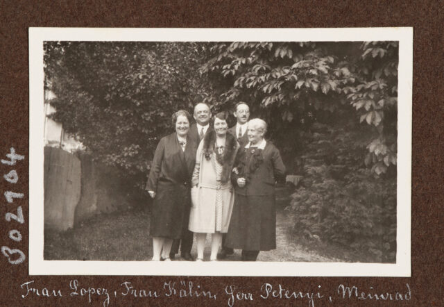 Fünf Personen vor Bäumen, Meinrad Inglin hinten rechts, Margrit Abegg-Eberle vorne rechts