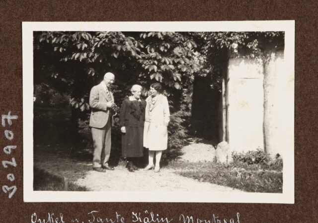 Margrit Abegg-Eberle (Mitte) mit Ehepaar Kälin in Garten