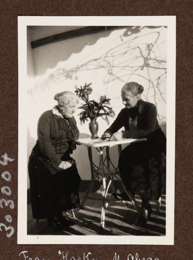 Margrit Abegg-Eberle und eine weitere Frau an Tisch mit Blumenvase