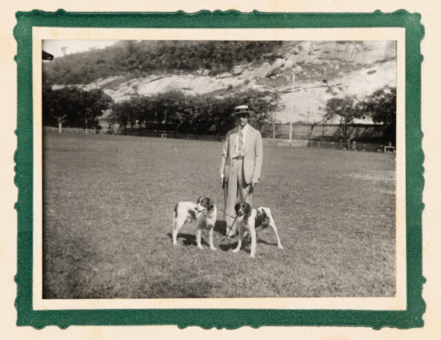 Portrait Heinrich Eberle mit zwei Hunden