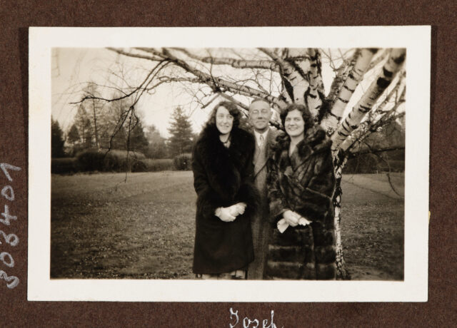 Josef Inglin mit zwei Damen vor Baum