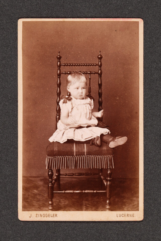 Kind auf Stuhl