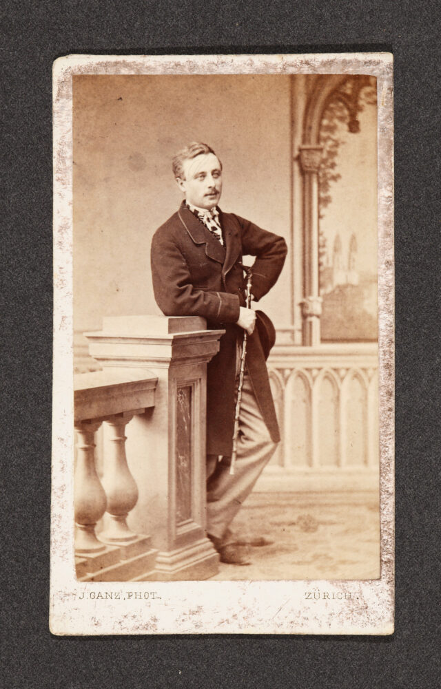 Portrait eines Mannes an Balustrade