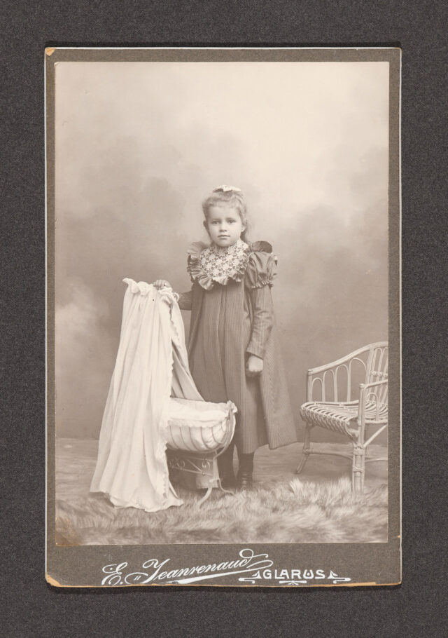 Portrait eines Mädchens mit kleiner Wiege