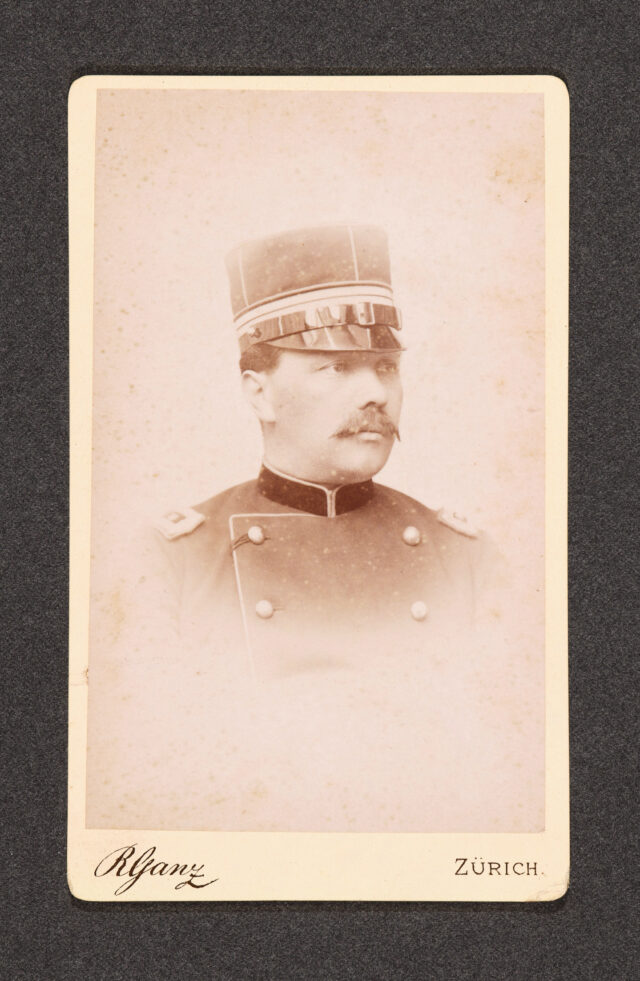 Portrait eines Mannes in Uniform