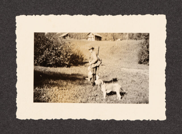 Meinrad Inglin mit erlegtem Hasen und Hund in Wiese