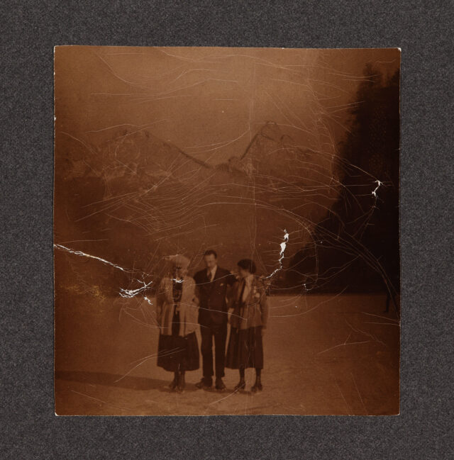 Meinrad Inglin (Mitte) und zwei Frauen auf dem gefrorenen Lauerzer See