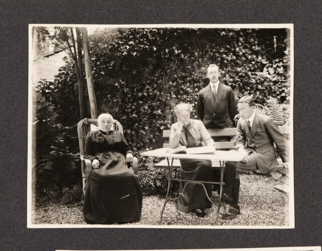 Vier Personen in Garten (ältere Dame, Margrit Abegg-Eberle, Meinrad Inglin, Josef Inglin (?))