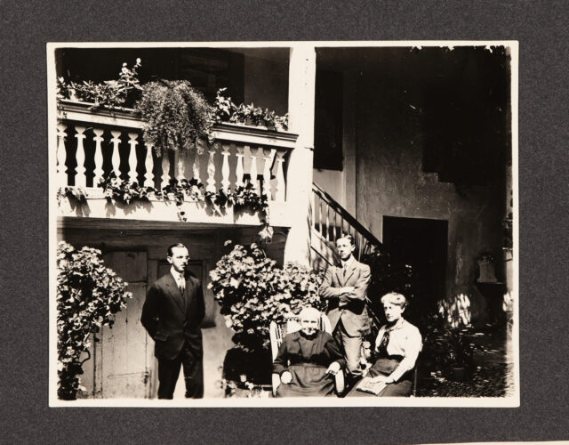 Vier Personen vor Veranda von Haus 'Im Grund' (Meinrad Inglin (?), ältere Dame, Josef Inglin (?), Margrit Abegg-Eberle (?))