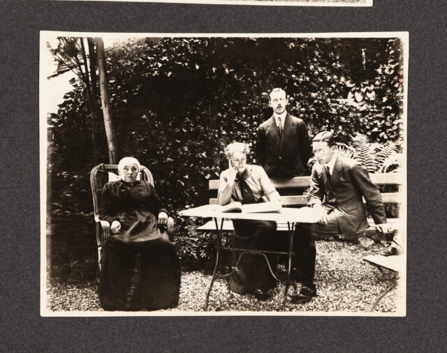 Vier Personen in Garten (ältere Dame, Margrit Abegg-Eberle, Meinrad Inglin, Josef Inglin (?))