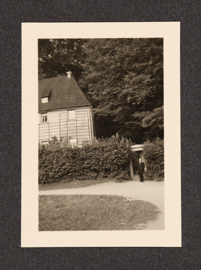 Meinrad Inglin vor einem Haus bei Weimar