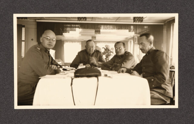 Meinrad Inglin (r.) und drei weitere Offiziere an Tisch sitzend