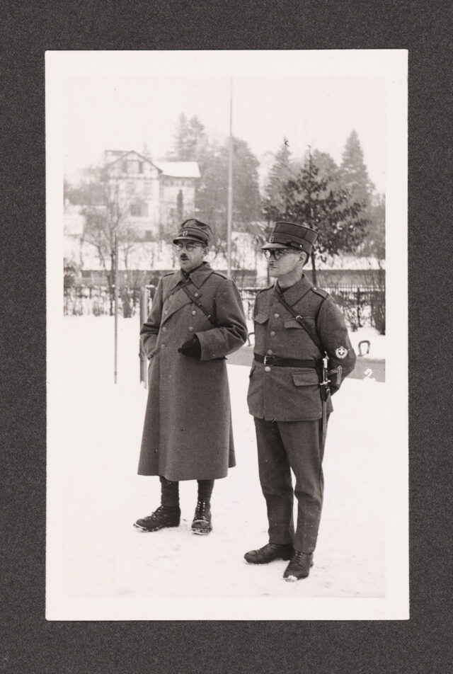 Meinrad Inglin (l.) und anderer Offizier im Schnee stehend