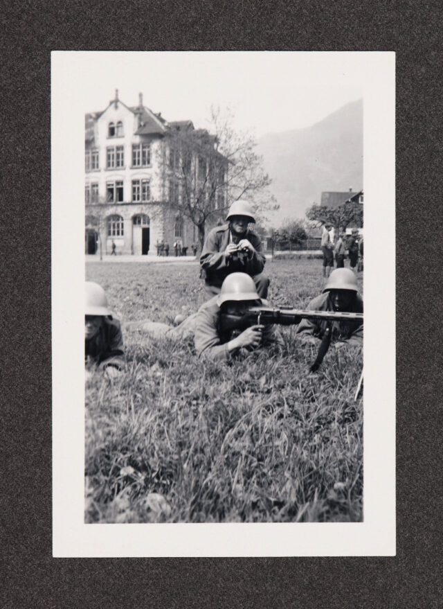 Soldaten mit Maschinengewehr