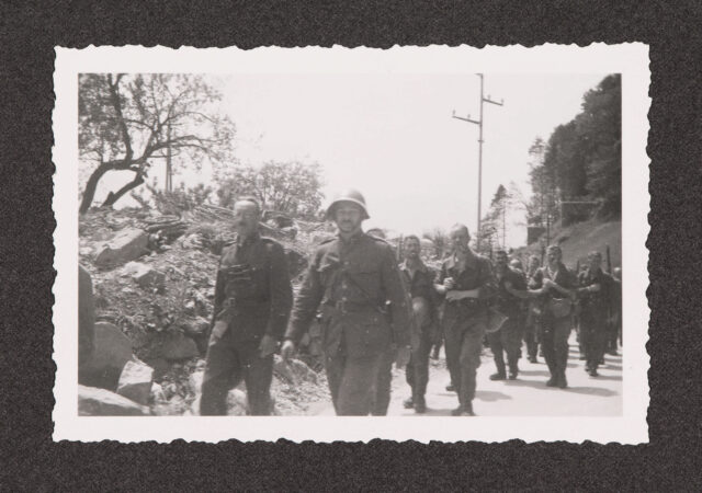 Meinrad Inglin (vorne l.) und weitere Soldaten auf Landstrasse
