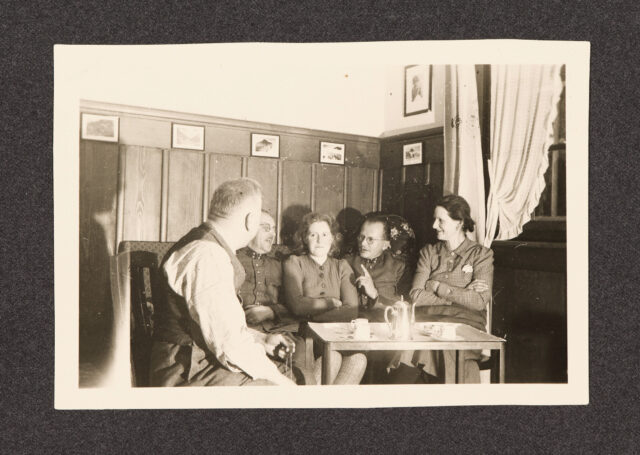 Meinrad Inglin (2.v.l.) und fünf weitere Personen an Tisch sitzend