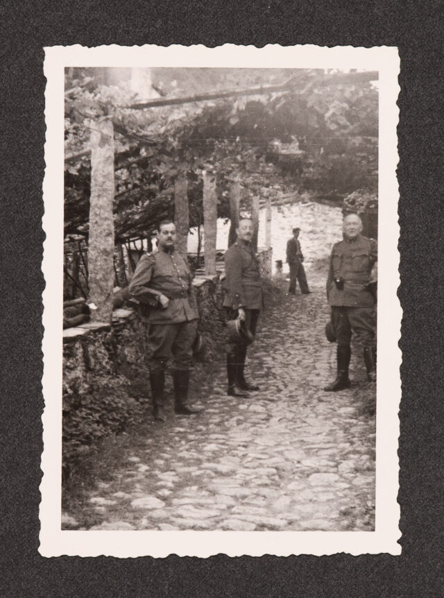 Drei Soldaten unter Pergola (Gottfried Stiefel l.(?), Meinrad Inglin (Mitte) (?))