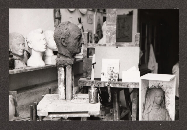 Büste Meinrad Inglins in Bildhauer-Atelier (Josef Bisa?)