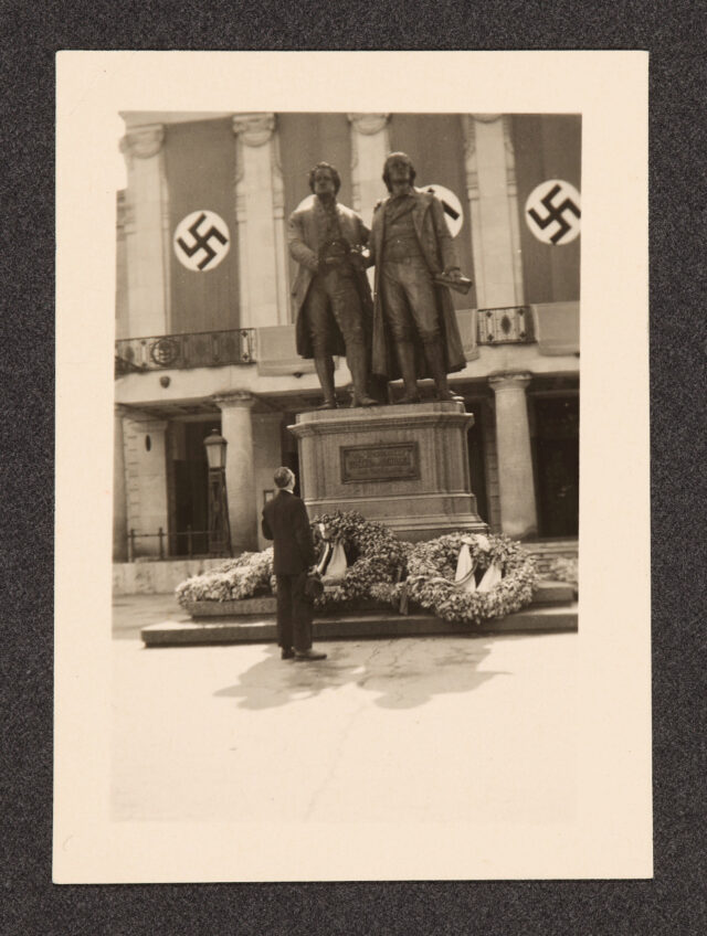 Meinrad Inglin vor Schiller u. Goethe-Denkmal in Weimar, Hakenkreuzfahnen am Nationaltheater