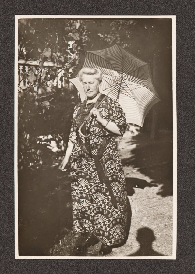 Margrit Abegg-Eberle (?) in Sommerkleid mit Sonnenschirm