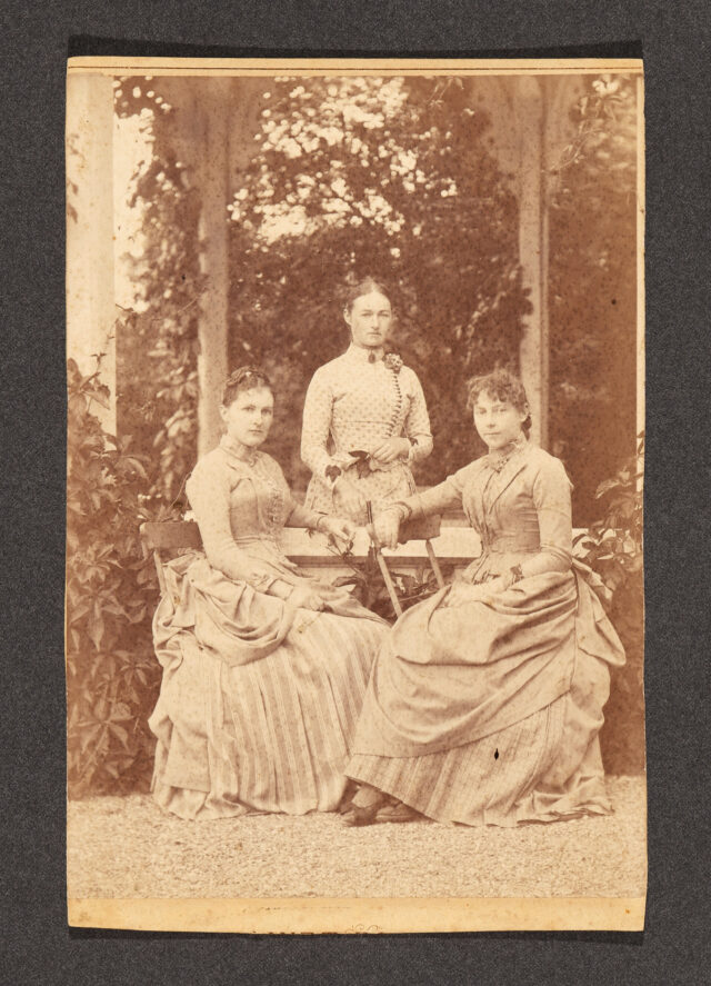 Drei Frauen an Tisch (Josephine Inglin-Eberle r.?)