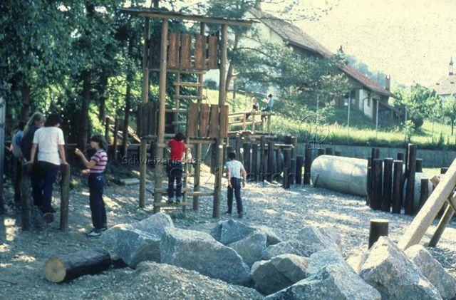"Schulspielplatz Sulz" - spielende Kinder, Aussichtsturm; um 1975