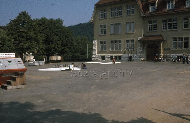 Pausenplatz - Jugendliche beim Bemalen des Platzes; um 1975
