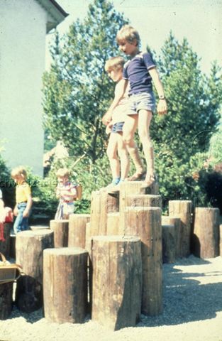 "Schulspielplatz Sulz" - spielende Kinder auf Holzelementen; um 1975