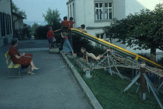 Spielplatz - spielende Kinder, Rutschbahn, Kletternetz; um 1980