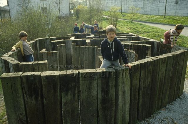 Spielende Kinder im Holzlabyrinth; um 1980
