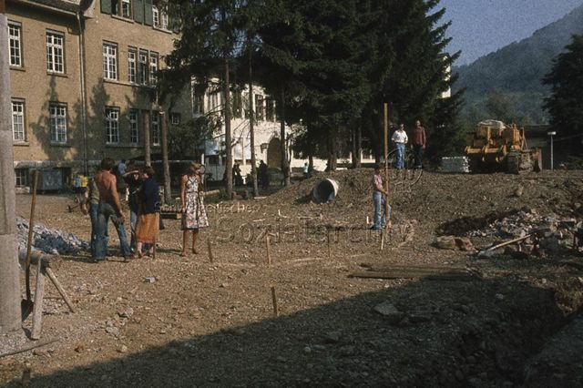 Spielplatz Bau - Kinder und Erwachsene bei der Arbeit; um 1975