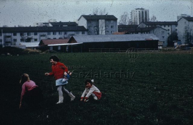 "Freizeitanlagen, allgemein" - Kinder beim Spielen auf der Wiese; um 1975